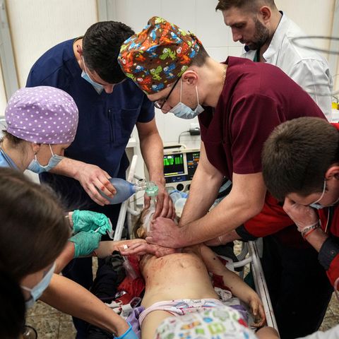 Ärzte in Mariupol in der Ukraine versuchen, ein sechs Jahre altes Mädchen wiederzubeleben. Doch das Kind stirbt.
