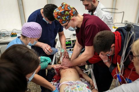 Ärzte in Mariupol in der Ukraine versuchen, ein sechs Jahre altes Mädchen wiederzubeleben. Doch das Kind stirbt.