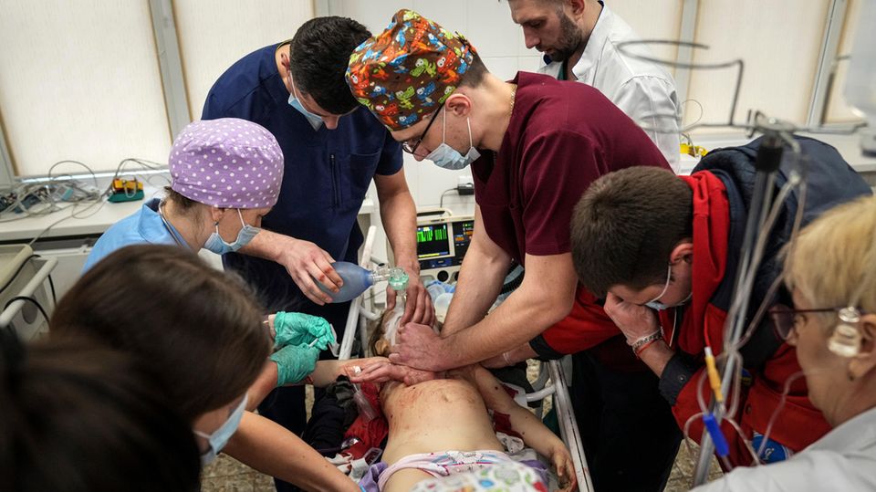 Ärzte in Mariupol in der Ukraine versuchen, ein sechs Jahre altes Mädchen wiederzubeleben. Doch das Kind stirbt.