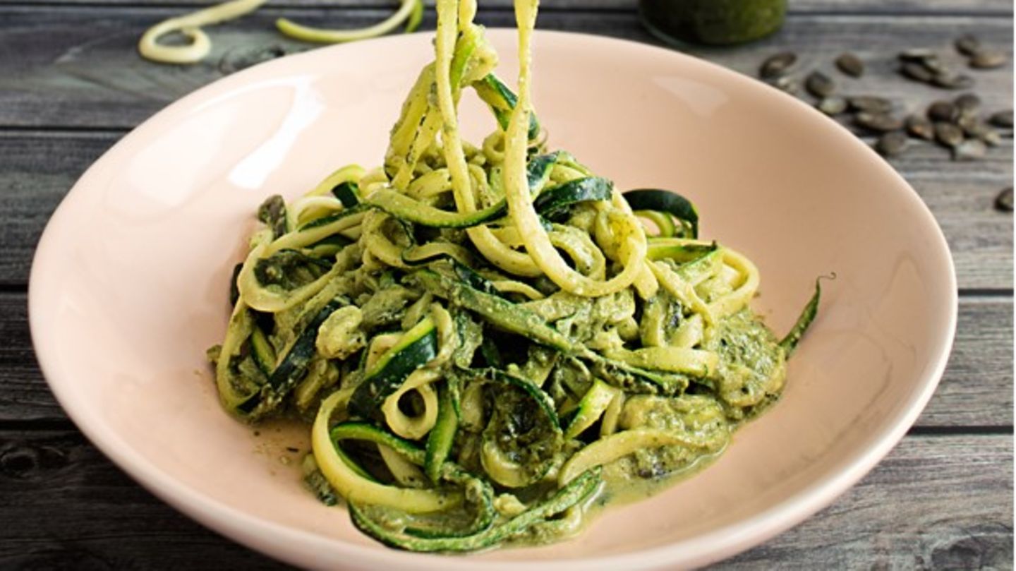 Zoodles mit Petersilien-Koriander-Pesto (für 2) Eating your way: Zoodles