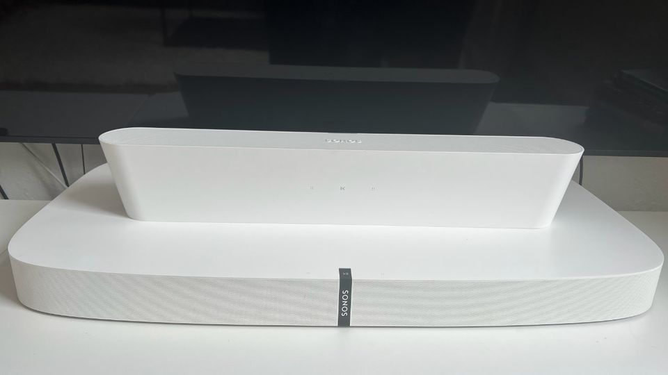Im Vergleich zur Sonos Playbase (unten) ist der Klangkörper der Sonos Ray erheblich kleiner