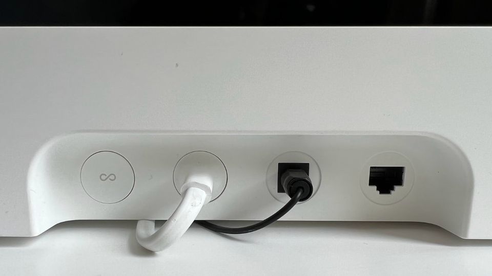 Bei den Anschlüssen gibt sich die Sonos Ray sparsam: Links ist der Button zum Synchronisieren, dann kommen Stromanschluss, optischer Anschluss und Netzwerk-Stecker. Das wars.