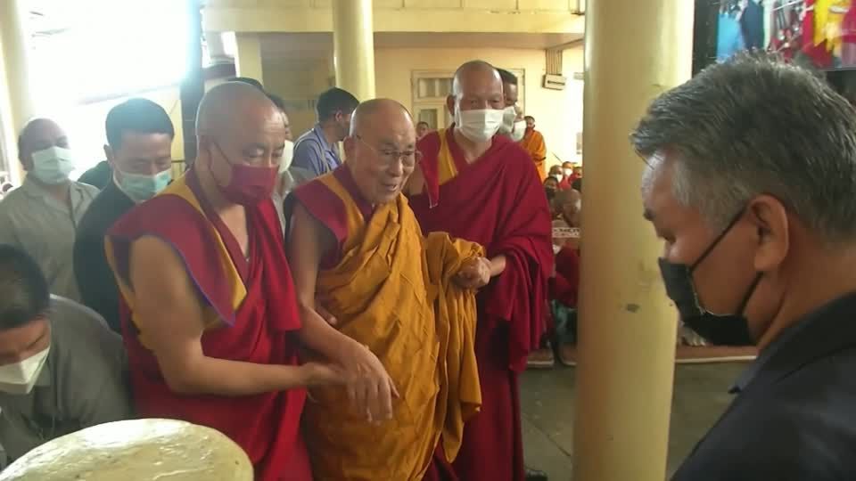 Video: Dalai Lama: Erste Predigt seit zwei Jahren Video: Dalai Lama: Erste Predigt seit zwei Jahren