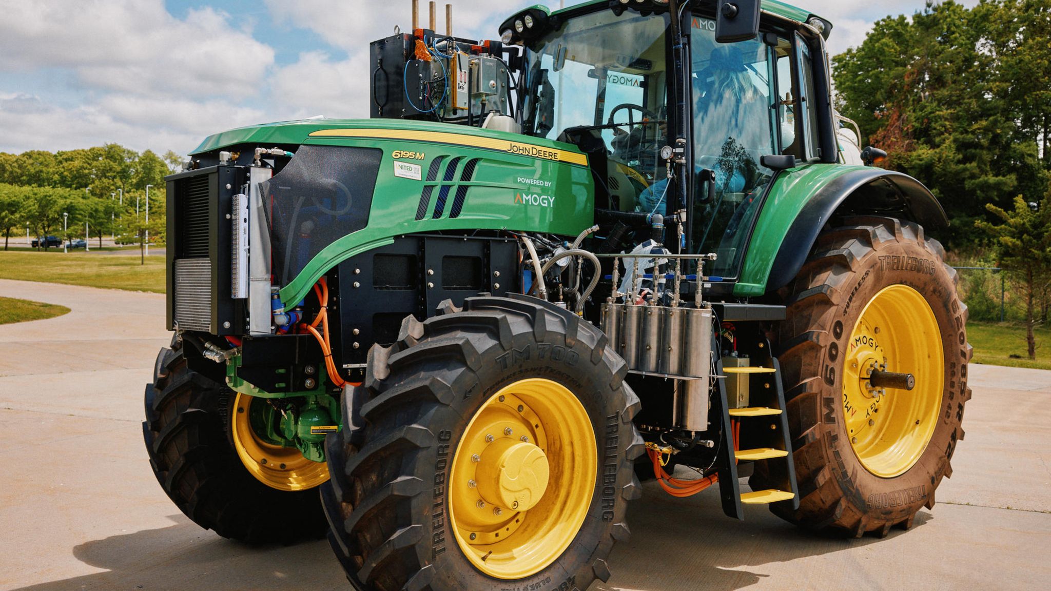 Billig und umweltschonend - John Deere Traktor tankt jetzt Gülle