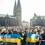 Zahlreiche Menschen haben sich in Bremen zu einer Kundgebung gegen den Krieg in der Ukraine versammelt