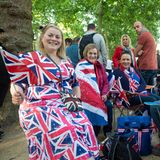 Bereits Stunden vor dem Beginn der Feierlichkeiten zum 70. Throngeburtstag der Queen sind zahlreiche Royals-Fans ins Zentrum von London geströmt. Entlang der Prachtstraße The Mall, die zum Buckingham Palast führt, campten Dutzende Hartgesottene trotz frischer Temperaturen, um gute Plätze entlang der bevorstehenden Militärparade zu erhaschen.