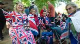 Bereits Stunden vor dem Beginn der Feierlichkeiten zum 70. Throngeburtstag der Queen sind zahlreiche Royals-Fans ins Zentrum von London geströmt. Entlang der Prachtstraße The Mall, die zum Buckingham Palast führt, campten Dutzende Hartgesottene trotz frischer Temperaturen, um gute Plätze entlang der bevorstehenden Militärparade zu erhaschen.