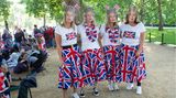 Dass diese vier Damen Queen-Fans sind, ist nicht zu übersehen: Mit Masken, Flaggen und Röcken in den Farben des Vereinigten Königreichs haben sie sich für die "Trooping the Colour"-Parade ausgestattet.