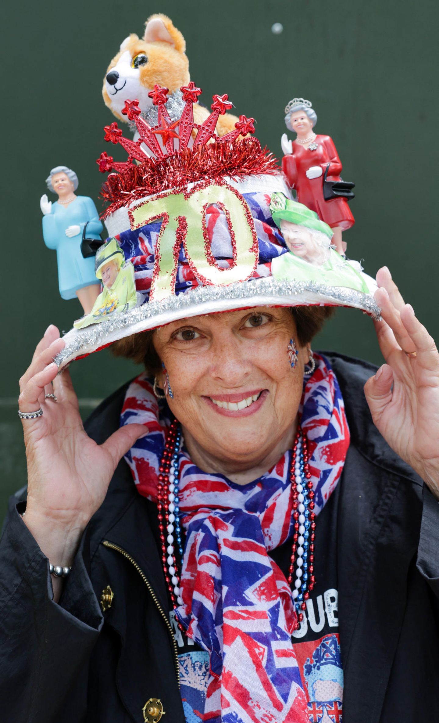 Donna Werner ist extra aus Connecticut, USA angereist, um die Queen zu feiern. Neben einem Schal mit Union-Jack-Motiv trägt sie einen extravaganten Hut.