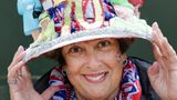 Donna Werner ist extra aus Connecticut, USA angereist, um die Queen zu feiern. Neben einem Schal mit Union-Jack-Motiv trägt sie einen extravaganten Hut.