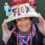 Donna Werner ist extra aus Connecticut, USA angereist, um die Queen zu feiern. Neben einem Schal mit Union-Jack-Motiv trägt sie einen extravaganten Hut.