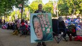 Der britische Künstler Kaya Mar präsentiert ein Porträt der Queen mit den zwölf Premierministern und zwei Premierministerinnen, die unter ihr gedient haben. Ganz unten zu sehen ist der amtierende: Boris Johnson als Clown mit zwei Weinflaschen – eine Anspielung auf den Partygate-Skandal in Downing Street 10.