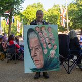 Der britische Künstler Kaya Mar präsentiert ein Porträt der Queen mit den zwölf Premierministern und zwei Premierministerinnen, die unter ihr gedient haben. Ganz unten zu sehen ist der amtierende: Boris Johnson als Clown mit zwei Weinflaschen – eine Anspielung auf den Partygate-Skandal in Downing Street 10.