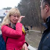 Eine Frau nimmt Anfang März nahe Irpin Abschied von ihrem Mann – für immer?