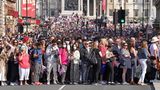 Überall in London drängen sich tausende von Menschen, um einen Blick auf die Militärparade zu erhaschen. In den vergangenen Jahren konnte die Zeremonie aufgrund der Corona-Pandemie nur im kleinen Rahmen stattfinden.