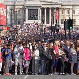 Überall in London drängen sich tausende von Menschen, um einen Blick auf die Militärparade zu erhaschen. In den vergangenen Jahren konnte die Zeremonie aufgrund der Corona-Pandemie nur im kleinen Rahmen stattfinden.