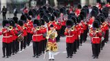 Mehr als 1200 Soldaten verschiedener Regimenter und Musikkapellen mit rund 300 Musikern nehmen an der traditionellen "Trooping the Colour"-Parade teil.