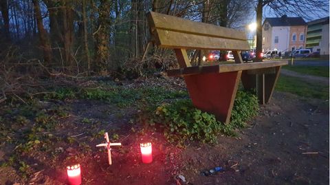 Mönchengladbach: Kerzen stehen an der Stelle, an der ein toter Säugling in einem Mülleimer gefunden worden war