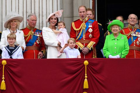 Die Royale Familie rund um Queen Elizabeth auf dem Balkon des Buckingham Palace