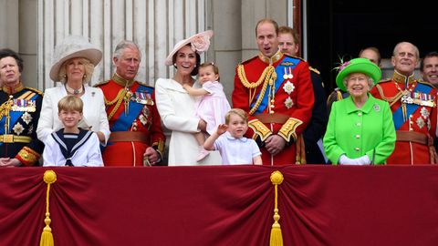 Die Royale Familie rund um Queen Elizabeth auf dem Balkon des Buckingham Palace