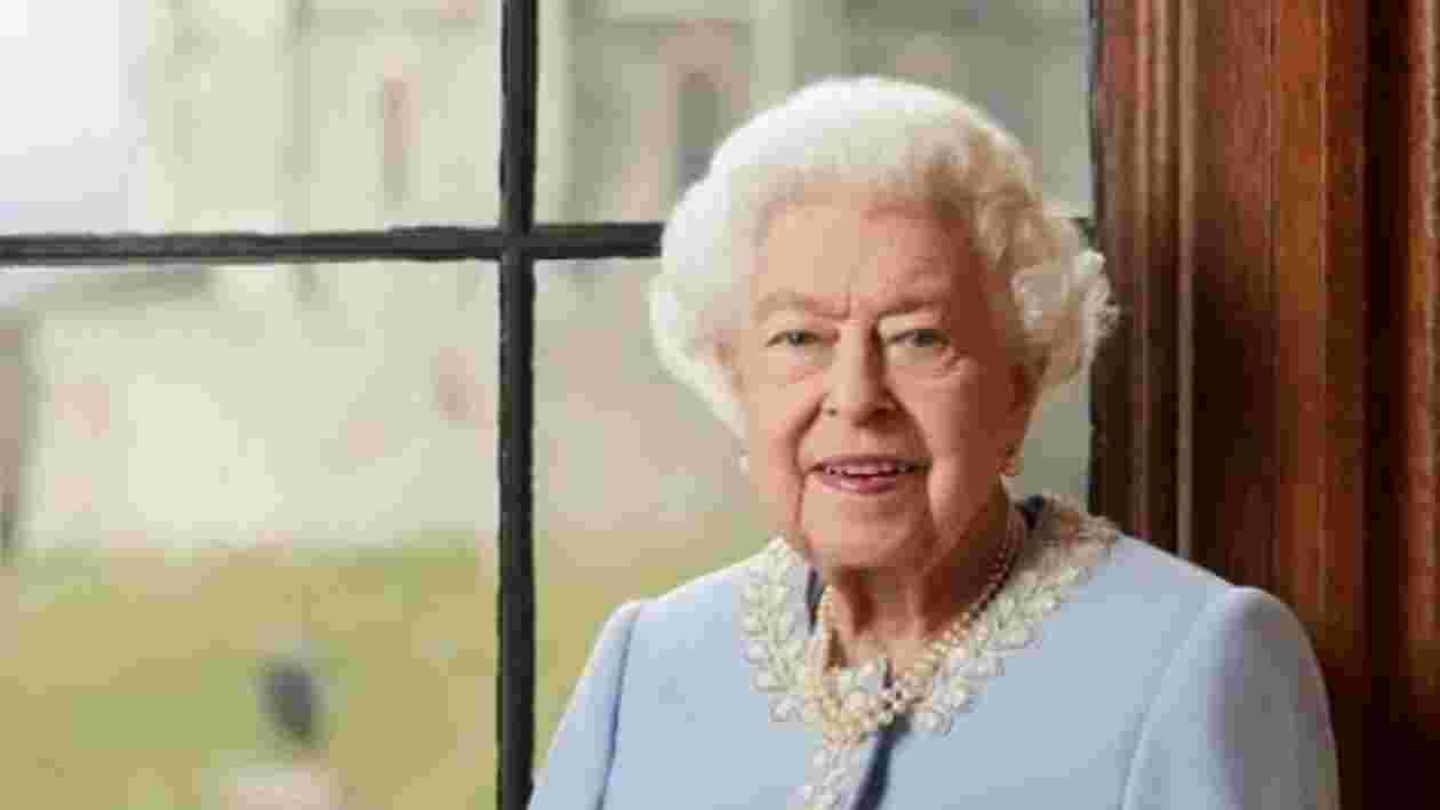 Queen Elizabeth II thanks her supporters with a new portrait