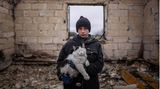 Der 12 Jahre alte Danyk mit seiner Katze zwischen den Trümmern seines Zuhauses am Stadtrand von Tschernihiw