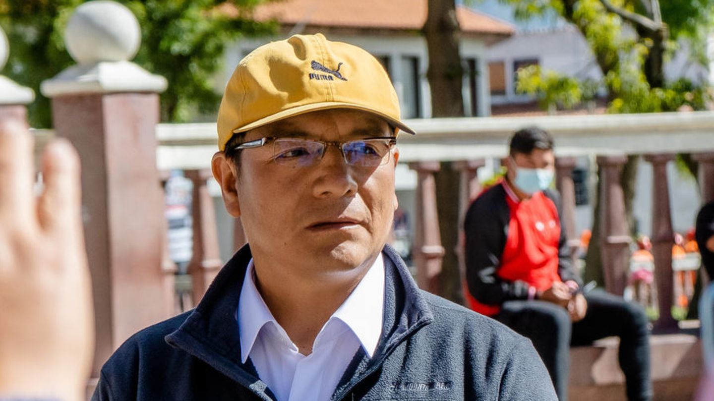 Saul Luciano Lliuya und Sachverständige vor einem peruanischen Gerichtshof