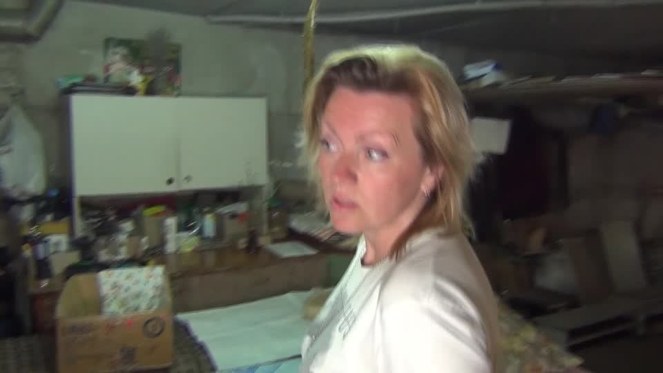 Video: Diese Ukrainerin gibt eine Führung durch ihren Luftschutzkeller Video: Diese Ukrainerin gibt eine Führung durch ihren Luftschutzkeller