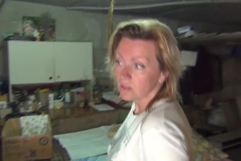 Video: Diese Ukrainerin gibt eine Führung durch ihren Luftschutzkeller