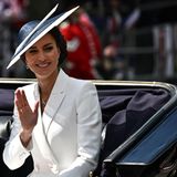 Kate trug ein weißes Kleid von Alexander McQueen, einen Hut des britischen Designers Philip Treacy und Ohrringe von Prinzessin Diana.