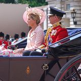 In einer zweiten Kutsche fuhren Prinz Edward, jüngster Sohn der Queen, und seine Frau Sophie, Countess of Wessex, zusammen mit ihren Kindern, Viscount Severn und Lady Louise Windsor.