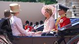 In einer zweiten Kutsche fuhren Prinz Edward, jüngster Sohn der Queen, und seine Frau Sophie, Countess of Wessex, zusammen mit ihren Kindern, Viscount Severn und Lady Louise Windsor.
