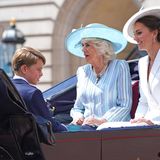Darauf haben Royal-Fans gewartet: Mitglieder des Königshauses treffen zur Militärparade "Trooping the Colour" ein, mit der in London der Geburtstag und das 70-jährige Thronjubiläum von Queen Elizabeth II. gefeiert wird. Herzogin Camilla teilte sich die Kutsche mit Herzogin Kate und deren Kindern George, Charlotte und Louis.