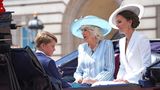 Darauf haben Royal-Fans gewartet: Mitglieder des Königshauses treffen zur Militärparade "Trooping the Colour" ein, mit der in London der Geburtstag und das 70-jährige Thronjubiläum von Queen Elizabeth II. gefeiert wird. Herzogin Camilla teilte sich die Kutsche mit Herzogin Kate und deren Kindern George, Charlotte und Louis.