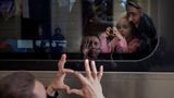 Nicolai verabschiedet sich in Lwiw von seiner Tochter Elina und seiner Frau Lolita, die mit einem Zug nach Polen fliehen