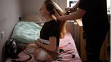 Oksana lässt sich im Krankenhaus von Lwiw von ihrem Mann Viktor die Haare kämmen