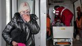 Krieg in der Ukraine: Eine Mutter steht in Mariopol vor einem Rettungswagen, in dem Sanitäter um das Leben ihrer Tochter kämpfen