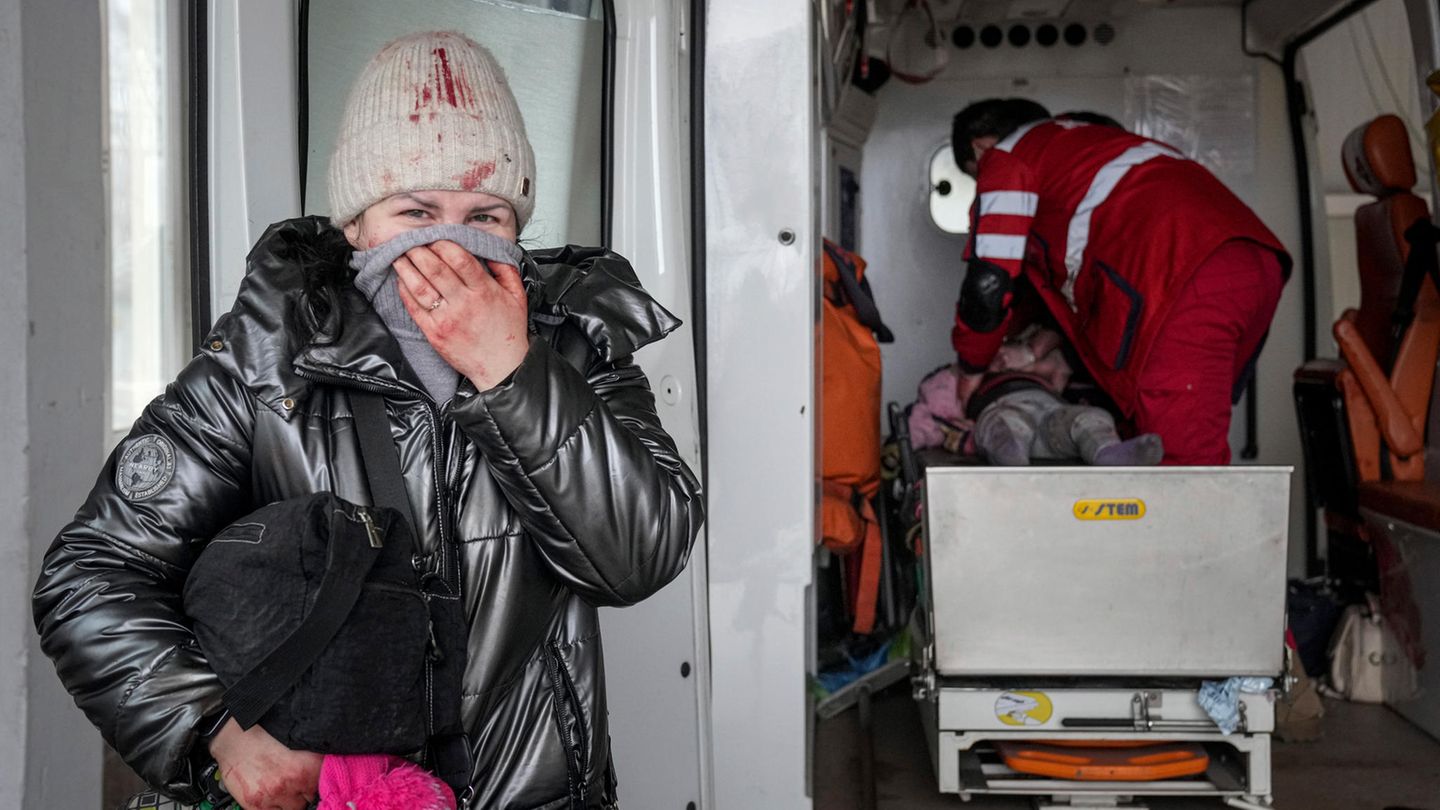 Krieg in der Ukraine: Eine Mutter steht in Mariopol vor einem Rettungswagen, in dem Sanitäter um das Leben ihrer Tochter kämpfen