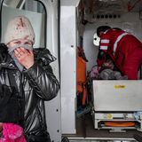 Krieg in der Ukraine: Eine Mutter steht in Mariopol vor einem Rettungswagen, in dem Sanitäter um das Leben ihrer Tochter kämpfen