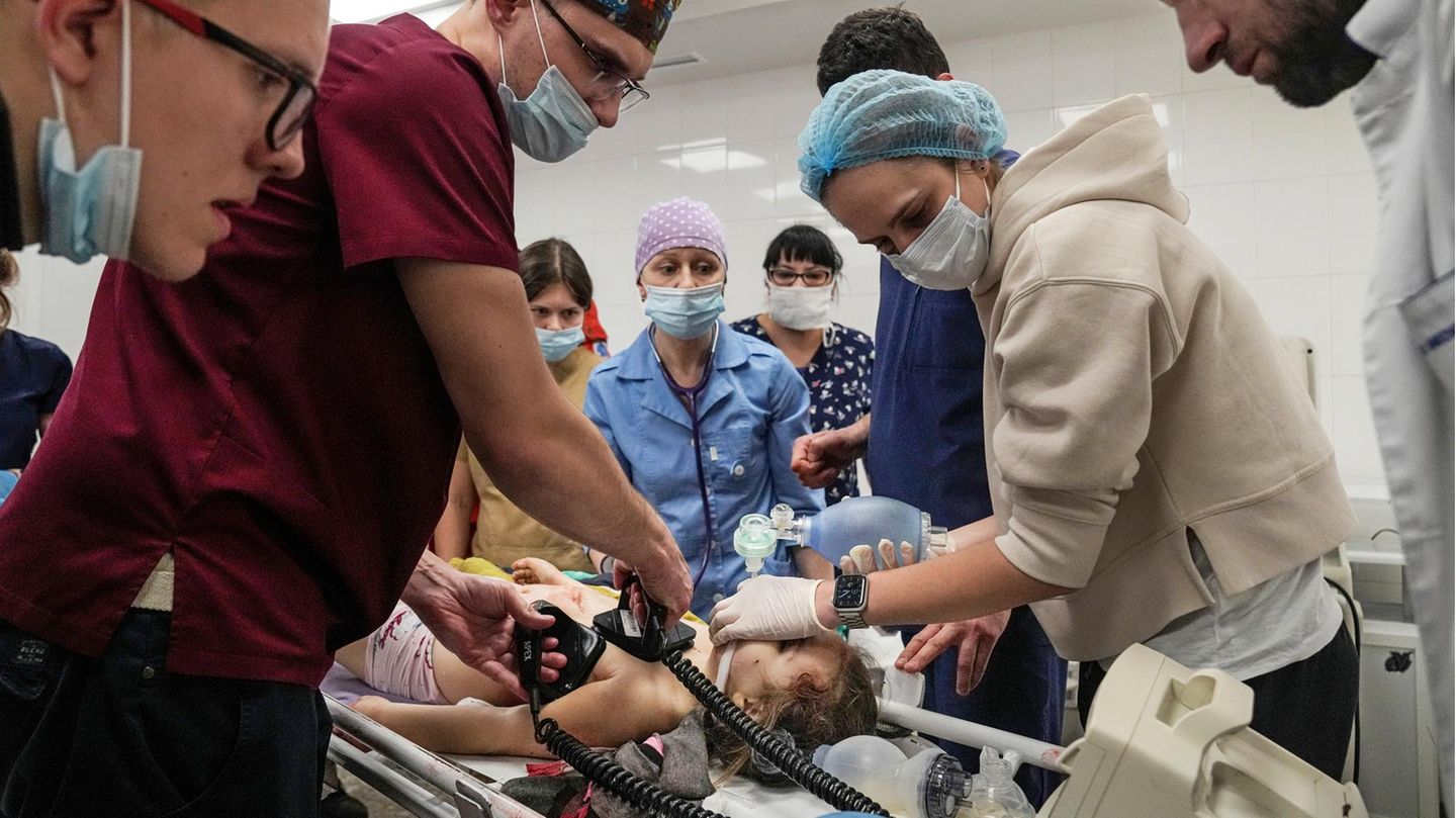 Ein Arzt versucht, die Sechsjährige mit einem Defibrillator wiederzubeleben