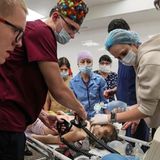 Ein Arzt versucht, die Sechsjährige mit einem Defibrillator wiederzubeleben