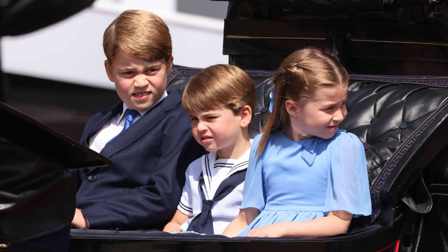 Prinz George, Prinz Louis und Prinzessin Charlotte: Die drei Kinder von Prinz William und Herzogin Kate waren in ihren royalblauen Outfits niedliche Hingucker.