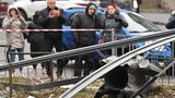 Am ersten Tag der russischen Invasion in der Ukraine begutachten Bewohner von Kiew die Überreste einer Rakete
