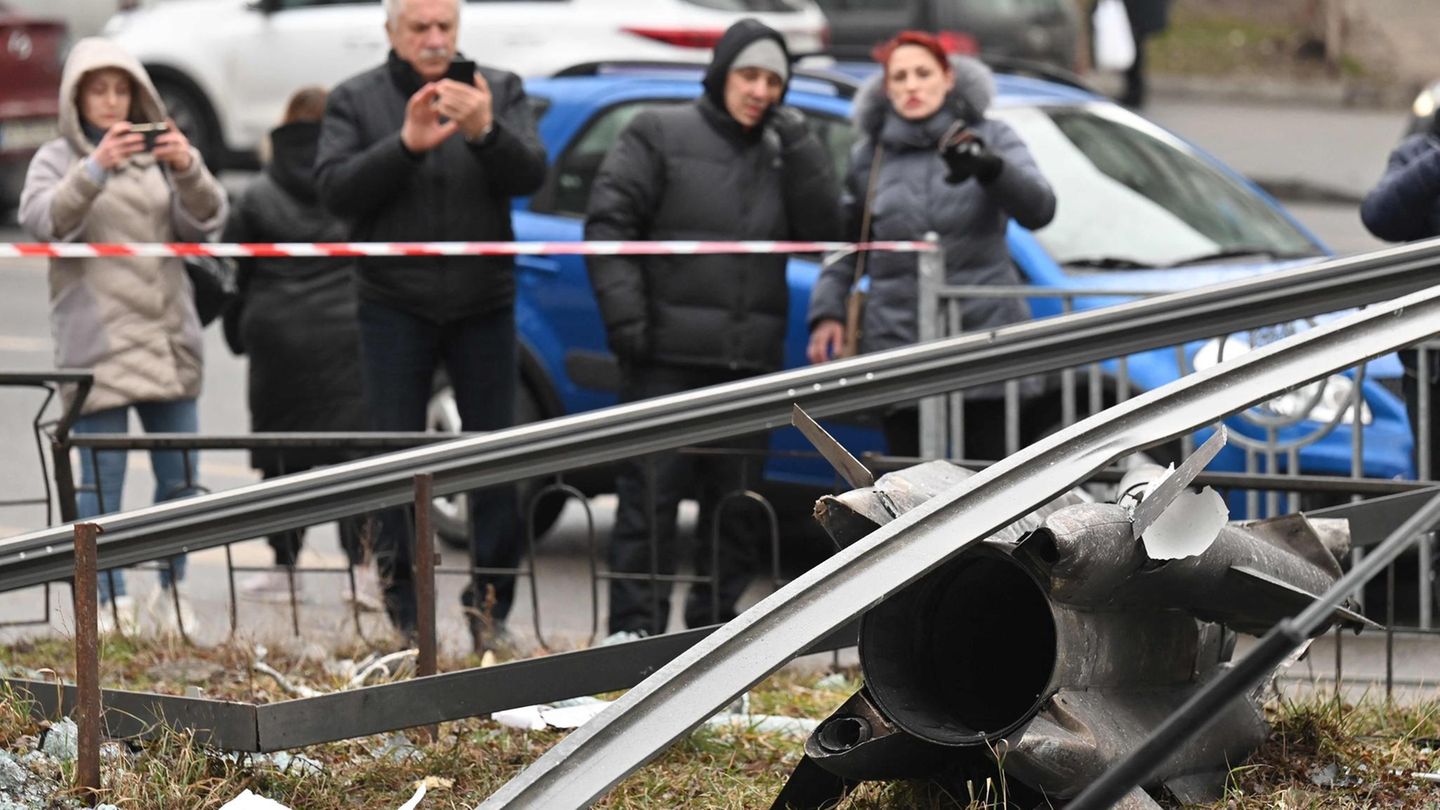 Am ersten Tag der russischen Invasion in der Ukraine begutachten Bewohner von Kiew die Überreste einer Rakete