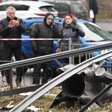 Am ersten Tag der russischen Invasion in der Ukraine begutachten Bewohner von Kiew die Überreste einer Rakete