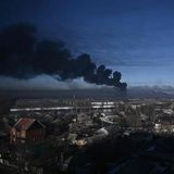 Rauch steigt über dem Militärflughafen von Tschuhujiw nahe Charkiw, der zweitgrößten Stadt der Ukraine, auf