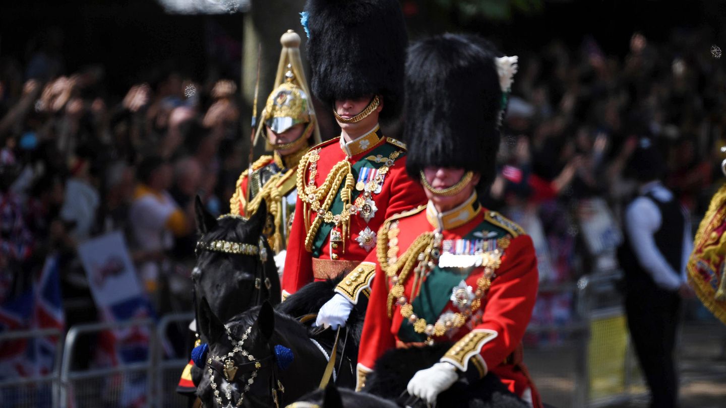 Thronfolger Prinz Charles (vorn), sein Sohn Prinz William und seine Schwester Prinzessin Anne verfolgten die Parade hoch zu Ross. Der 73-Jährige nahm die Parade in diesem Jahr erstmals stellvertretend für seine Mutter, die Queen, ab.