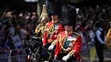 Thronfolger Prinz Charles (vorn), sein Sohn Prinz William und seine Schwester Prinzessin Anne verfolgten die Parade hoch zu Ross. Der 73-Jährige nahm die Parade in diesem Jahr erstmals stellvertretend für seine Mutter, die Queen, ab.
