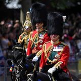 Thronfolger Prinz Charles (vorn), sein Sohn Prinz William und seine Schwester Prinzessin Anne verfolgten die Parade hoch zu Ross. Der 73-Jährige nahm die Parade in diesem Jahr erstmals stellvertretend für seine Mutter, die Queen, ab.