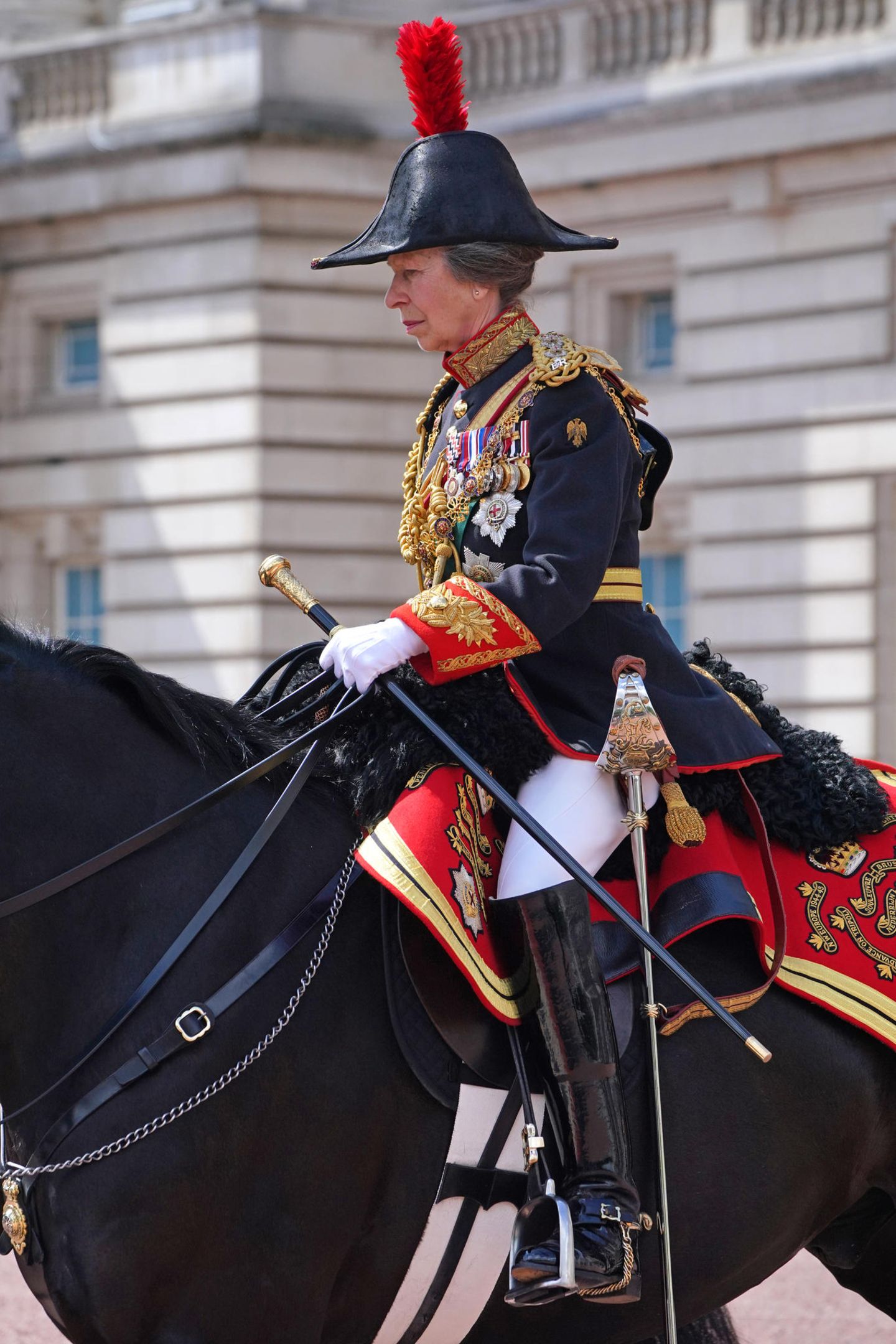 "Trooping the Colour"-Parade: Prinzessin Anne, die Tochter der Queen, ist Oberst des Regiments Blues and Royals. "Trooping the Colour" findet seit 1748 als Geburtstagsparade für das Staatsoberhaupt statt. Dabei marschiert zu Ehren der Monarchin die sogenannte Household Division auf, die königliche Leibgarde. Jedes Jahr werden die Farben - die "Colours" - eines der Regimenter paradiert, daher der Name. Prinzessin Anne, die Tochter der Queen, ist Oberst des Regiments Blues and Royals. "Trooping the Colour" findet seit 1748 als Geburtstagsparade für das Staatsoberhaupt statt. Dabei marschiert zu Ehren der Monarchin die sogenannte Household Division auf, die königliche Leibgarde. Jedes Jahr werden die Farben - die "Colours" - eines der Regimenter paradiert, daher der Name.